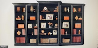 604 Anchor St, Philadelphia, PA 19120