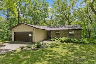 6 Woodland Dr NE, Iowa City, IA 52240