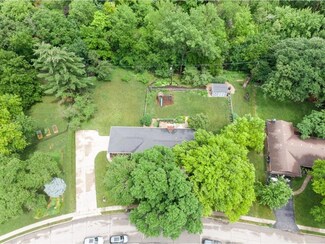 1909 76th St, Windsor Heights, IA 50324
