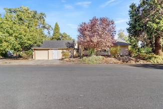 320 SW Bridge St, Grants Pass, OR 97526