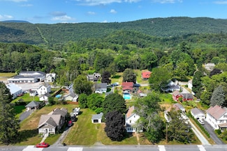 17 Park St, Proctor, VT 05765