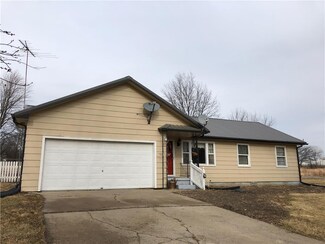 1402 Loveland Dr, Stewartsville, MO 64490