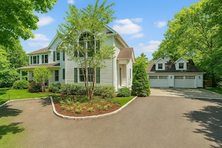 15 Carter Rd, Hampton Bays, NY 11946
