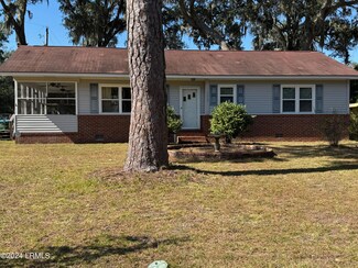 1613 Madrid Ave, Port Royal, SC 29935