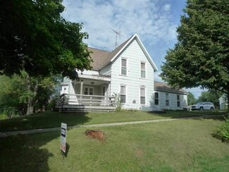 91 E 4th St, Riverside, IA 52327