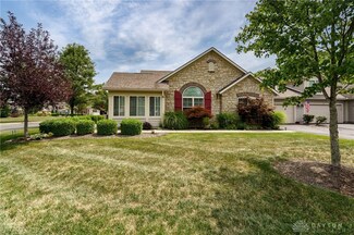 32 Scarborough Village Dr, Centerville, OH 45458