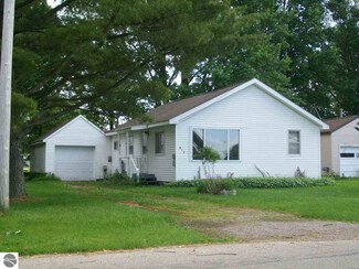 612 E Summit St, Breckenridge, MI 48615