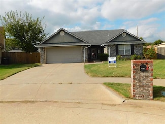 2112 NW Ashley Ct, Lawton, OK 73505