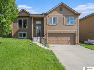 9137 Summit St, Omaha, NE 68122