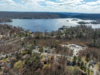 6 Florence Rd, Hewitt, NJ 07421