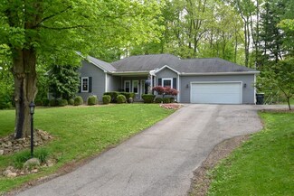 5689 Annie St, Lowellville, OH 44436