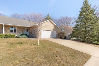 3422 Clearview Dr, Cedar Falls, IA 50613
