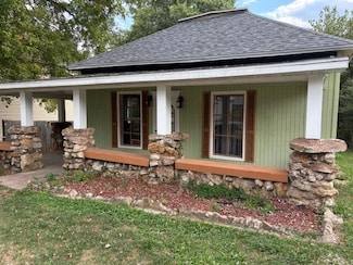 402 W 4th St, Willow Springs, MO 65793