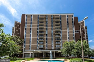 6800 Fleetwood Rd Unit 320, McLean, VA 22101