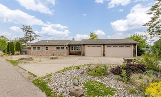 9634 Bonnie Briar St, White Lake, MI 48386