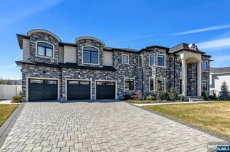 3 Churchill Ct, Paramus, NJ 07652