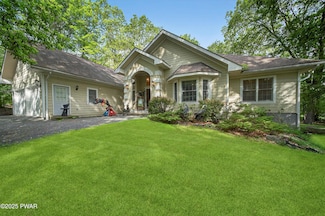 802 Niblick Ct, Hawley, PA 18428