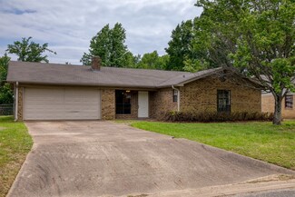 112 Cypress Dr, Palestine, TX 75801