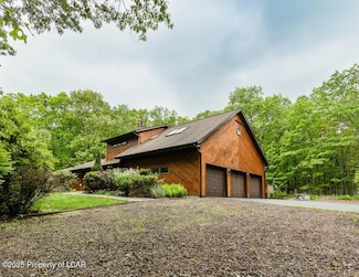 608 Laurel Lakes Dr, Mountain Top, PA 18707