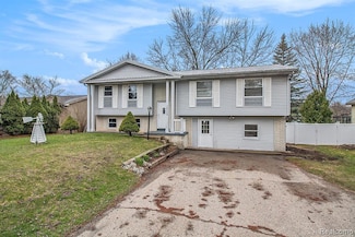 14112 North Rd, Fenton, MI 48430