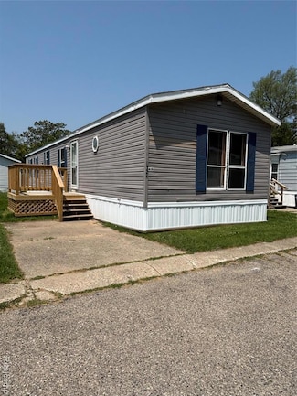 1524 Crescent Lane Dr, Flint, MI 48532