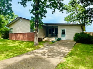 1304 E Crest Dr, Houston, MO 65483