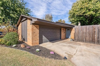 5609 NW 67th St, Warr Acres, OK 73132