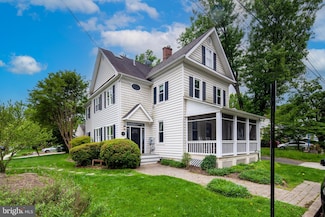 102 S Kensington St, Arlington, VA 22204