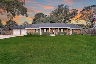 210 Hillcrest Dr, Alvin, TX 77511