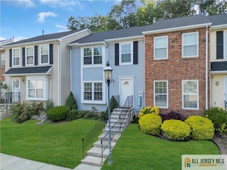 52 Lantern Ln, Sayreville, NJ 08872