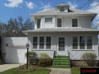521 E 9th St, Blue Earth, MN 56013
