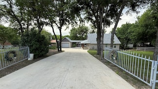 407 S Lakewood Cir, Bridgeport, TX 76426