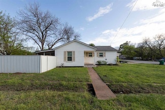 215 W Spring St, Henrietta, TX 76365