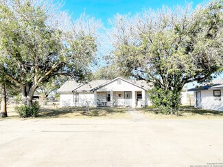 1034 County Road 664, Devine, TX 78016