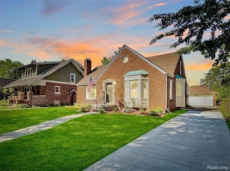 807 Barrington Rd, Grosse Pointe Park, MI 48230