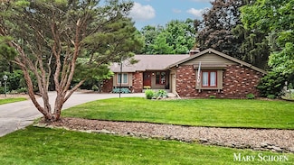 2466 Cedar Crest Dr NE, Grand Rapids, MI 49525
