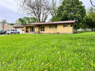 2205 E 42nd St, Des Moines, IA 50317