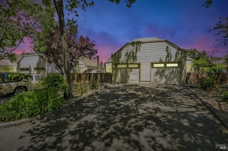 1569 Yardley St, Santa Rosa, CA 95403