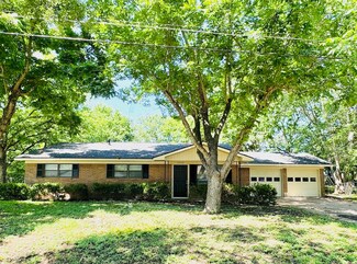 1312 Hooks St, Crockett, TX 75835