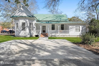 404 1st St, New Augusta, MS 39462