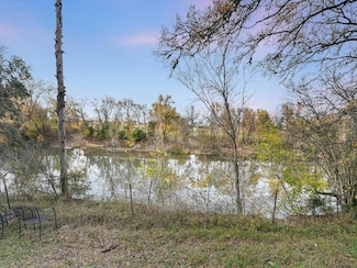 407 Colorado St, Smithville, TX 78957