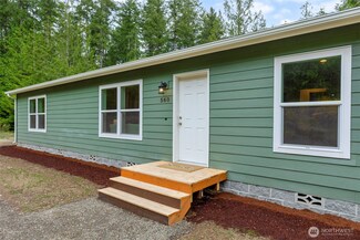 560 Meadowood Dr W, Seabeck, WA 98380