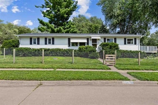 2124 Palmer Cir, Iowa City, IA 52240