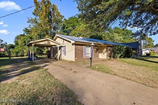 2336 W Clubview Cir, Yazoo City, MS 39194