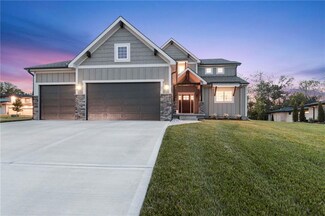 3 Black Hawk Dr, Lake Winnebago, MO 64034