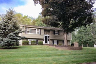 7 Brentwood Dr, New City, NY 10956