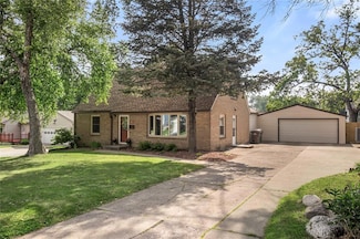 1034 66th St, Windsor Heights, IA 50324