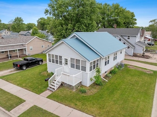 803 W North Water St, New London, WI 54961