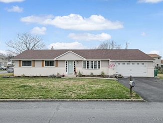 2158 Aster Rd, MacUngie, PA 18062