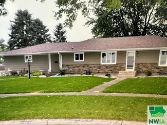 525 Iowa St, Granville, IA 51022